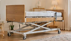 Cama elétrica de elevação, com o estrado subido